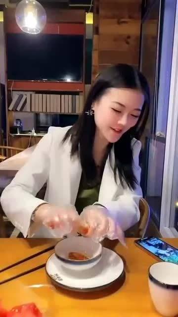 女友剥虾男友吃瓜,甜蜜互动见证爱情瓜熟蒂落