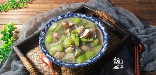 女子打架吃瓜图片,围观群众纷纷“吃瓜”现场