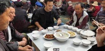 老外体验中国吃瓜,揭秘中国网络热点的独特魅力