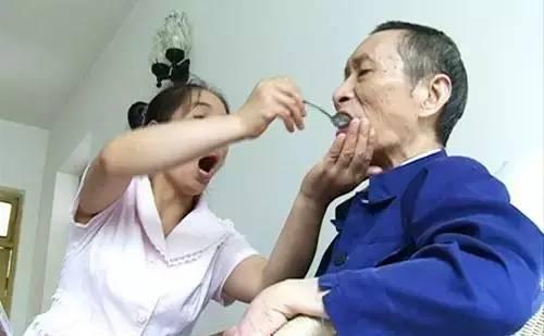 爷爷和护士吃瓜视频,温馨瞬间传递人间真情